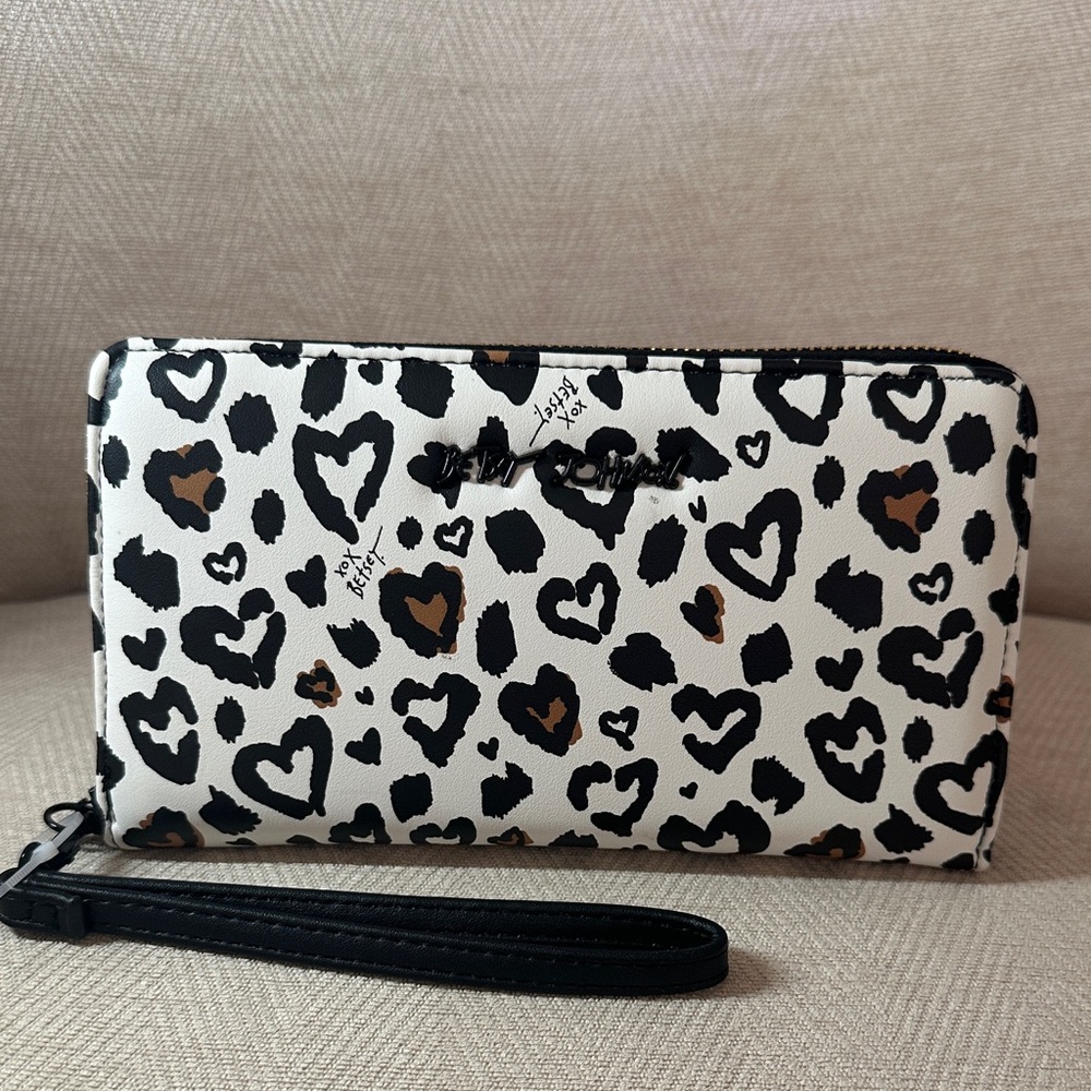 Betsey Johnson Black and White Heart Print Wristlet - Picture 2 of 7